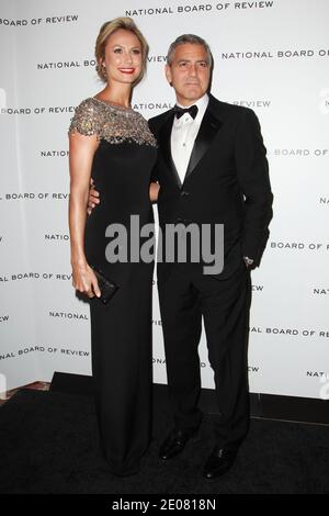 Stacy Keibler und George Clooney nehmen am 10. Januar 2012 an der National Board of Review Awards Gala in der Cipriani 42nd Street in New York City, New York, USA Teil. Foto von Elizabeth Pantaleo/ABACAPRESS.COM Stockfoto