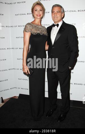 Stacy Keibler und George Clooney nehmen am 10. Januar 2012 an der National Board of Review Awards Gala in der Cipriani 42nd Street in New York City, New York, USA Teil. Foto von Elizabeth Pantaleo/ABACAPRESS.COM Stockfoto