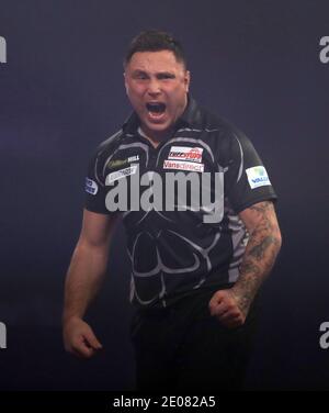 Gerwyn Price reagiert während seines Spiels mit Mervyn King während des dreizehnten Tages der William Hill World Darts Championship im Alexandra Palace, London. Stockfoto