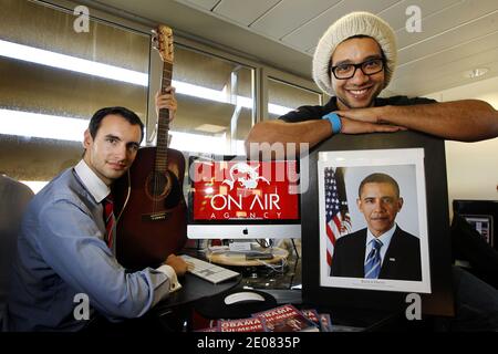 EXKLUSIV - Mathieu Billon , Marketing Director und Mitbegründer von 'On Air Agency', und Tony Jazz (hat), künstlerischer Leiter von 'On Air Agency', posieren mit einem Porträt des US-Präsidenten Barack Obama in Bordeaux, Südwestfrankreich, 11. Januar 2012. Billon und Jazz haben die Melodie 'What more ?' produziert. Die von den jungen Demokraten während ihrer Sitzungen für die Wiederwahl von US-Präsident Barack Obama verwendet werden. Foto von Patrick Bernard/ABACAPRESS.COM Stockfoto