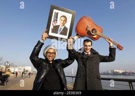 EXKLUSIV - Mathieu Billon , Marketing Director und Mitbegründer von 'On Air Agency', und Tony Jazz (hat), künstlerischer Leiter von 'On Air Agency', posieren mit einem Porträt des US-Präsidenten Barack Obama in Bordeaux, Südwestfrankreich, 11. Januar 2012. Billon und Jazz haben die Melodie 'What more ?' produziert. Die von den jungen Demokraten während ihrer Sitzungen für die Wiederwahl von US-Präsident Barack Obama verwendet werden. Foto von Patrick Bernard/ABACAPRESS.COM Stockfoto