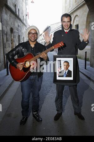 EXKLUSIV - Mathieu Billon , Marketing Director und Mitbegründer von 'On Air Agency', und Tony Jazz (hat), künstlerischer Leiter von 'On Air Agency', posieren mit einem Porträt des US-Präsidenten Barack Obama in Bordeaux, Südwestfrankreich, 11. Januar 2012. Billon und Jazz haben die Melodie 'What more ?' produziert. Die von den jungen Demokraten während ihrer Sitzungen für die Wiederwahl von US-Präsident Barack Obama verwendet werden. Foto von Patrick Bernard/ABACAPRESS.COM Stockfoto