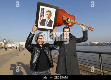 EXKLUSIV - Mathieu Billon , Marketing Director und Mitbegründer von 'On Air Agency', und Tony Jazz (hat), künstlerischer Leiter von 'On Air Agency', posieren mit einem Porträt des US-Präsidenten Barack Obama in Bordeaux, Südwestfrankreich, 11. Januar 2012. Billon und Jazz haben die Melodie 'What more ?' produziert. Die von den jungen Demokraten während ihrer Sitzungen für die Wiederwahl von US-Präsident Barack Obama verwendet werden. Foto von Patrick Bernard/ABACAPRESS.COM Stockfoto