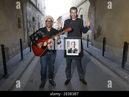 EXKLUSIV - Mathieu Billon , Marketing Director und Mitbegründer von 'On Air Agency', und Tony Jazz (hat), künstlerischer Leiter von 'On Air Agency', posieren mit einem Porträt des US-Präsidenten Barack Obama in Bordeaux, Südwestfrankreich, 11. Januar 2012. Billon und Jazz haben die Melodie 'What more ?' produziert. Die von den jungen Demokraten während ihrer Sitzungen für die Wiederwahl von US-Präsident Barack Obama verwendet werden. Foto von Patrick Bernard/ABACAPRESS.COM Stockfoto