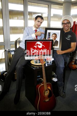 EXKLUSIV - Mathieu Billon , Marketing Director und Mitbegründer von 'On Air Agency', und Tony Jazz (hat), künstlerischer Leiter von 'On Air Agency', posieren mit einem Porträt des US-Präsidenten Barack Obama in Bordeaux, Südwestfrankreich, 11. Januar 2012. Billon und Jazz haben die Melodie 'What more ?' produziert. Die von den jungen Demokraten während ihrer Sitzungen für die Wiederwahl von US-Präsident Barack Obama verwendet werden. Foto von Patrick Bernard/ABACAPRESS.COM Stockfoto