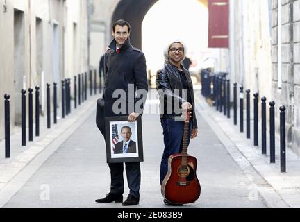 EXKLUSIV - Mathieu Billon , Marketing Director und Mitbegründer von 'On Air Agency', und Tony Jazz (hat), künstlerischer Leiter von 'On Air Agency', posieren mit einem Porträt des US-Präsidenten Barack Obama in Bordeaux, Südwestfrankreich, 11. Januar 2012. Billon und Jazz haben die Melodie 'What more ?' produziert. Die von den jungen Demokraten während ihrer Sitzungen für die Wiederwahl von US-Präsident Barack Obama verwendet werden. Foto von Patrick Bernard/ABACAPRESS.COM Stockfoto