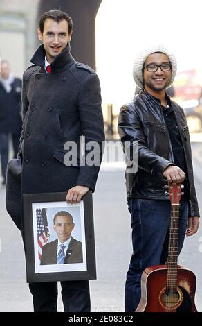 EXKLUSIV - Mathieu Billon , Marketing Director und Mitbegründer von 'On Air Agency', und Tony Jazz (hat), künstlerischer Leiter von 'On Air Agency', posieren mit einem Porträt des US-Präsidenten Barack Obama in Bordeaux, Südwestfrankreich, 11. Januar 2012. Billon und Jazz haben die Melodie 'What more ?' produziert. Die von den jungen Demokraten während ihrer Sitzungen für die Wiederwahl von US-Präsident Barack Obama verwendet werden. Foto von Patrick Bernard/ABACAPRESS.COM Stockfoto