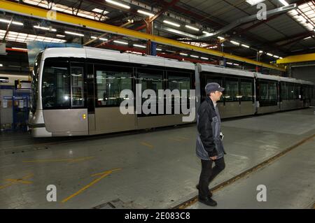 Atmosphäre im Alstom Citadis Straßenmontagewerk in La Rochelle-Aytre, Frankreich am 9. Januar 2012. Der französische Ingenieurkonzern Alstom ist auch Hersteller der Hochgeschwindigkeitszüge AGV, TGV und Eurostar sowie der Citadis-Trams. Der AGV-Zug (Automotrice Grande Vitesse) fährt mit bis zu 360 km/h und wird von Motoren angetrieben, die unter jedem Wagen platziert sind. Foto von Patrick Bernard/ABACAPRESS.COM Stockfoto