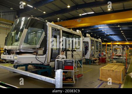 Atmosphäre im Alstom Citadis Straßenmontagewerk in La Rochelle-Aytre, Frankreich am 9. Januar 2012. Der französische Ingenieurkonzern Alstom ist auch Hersteller der Hochgeschwindigkeitszüge AGV, TGV und Eurostar sowie der Citadis-Trams. Der AGV-Zug (Automotrice Grande Vitesse) fährt mit bis zu 360 km/h und wird von Motoren angetrieben, die unter jedem Wagen platziert sind. Foto von Patrick Bernard/ABACAPRESS.COM Stockfoto