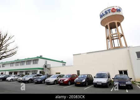 Außenansicht des Alstom-Werks in La Rochelle-Aytre, Frankreich am 9. Januar 2012. Der französische Ingenieurkonzern Alstom ist auch Hersteller der Hochgeschwindigkeitszüge AGV, TGV und Eurostar sowie der Citadis-Trams. Der AGV-Zug (Automotrice Grande Vitesse) fährt mit bis zu 360 km/h und wird von Motoren angetrieben, die unter jedem Wagen platziert sind. Foto von Patrick Bernard/ABACAPRESS.COM Stockfoto