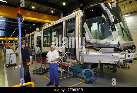 Atmosphäre im Alstom Citadis Straßenmontagewerk in La Rochelle-Aytre, Frankreich am 9. Januar 2012. Der französische Ingenieurkonzern Alstom ist auch Hersteller der Hochgeschwindigkeitszüge AGV, TGV und Eurostar sowie der Citadis-Trams. Der AGV-Zug (Automotrice Grande Vitesse) fährt mit bis zu 360 km/h und wird von Motoren angetrieben, die unter jedem Wagen platziert sind. Foto von Patrick Bernard/ABACAPRESS.COM Stockfoto