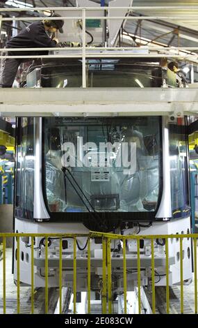 Atmosphäre im Alstom Citadis Straßenmontagewerk in La Rochelle-Aytre, Frankreich am 9. Januar 2012. Der französische Ingenieurkonzern Alstom ist auch Hersteller der Hochgeschwindigkeitszüge AGV, TGV und Eurostar sowie der Citadis-Trams. Der AGV-Zug (Automotrice Grande Vitesse) fährt mit bis zu 360 km/h und wird von Motoren angetrieben, die unter jedem Wagen platziert sind. Foto von Patrick Bernard/ABACAPRESS.COM Stockfoto