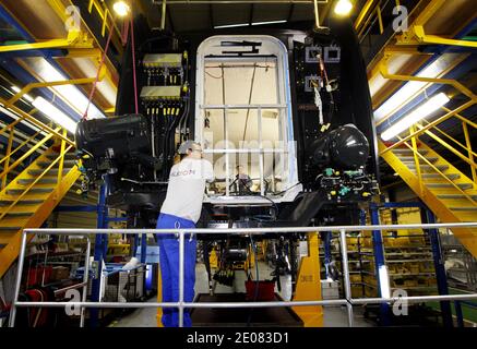 Atmosphäre im Alstom Citadis Straßenmontagewerk in La Rochelle-Aytre, Frankreich am 9. Januar 2012. Der französische Ingenieurkonzern Alstom ist auch Hersteller der Hochgeschwindigkeitszüge AGV, TGV und Eurostar sowie der Citadis-Trams. Der AGV-Zug (Automotrice Grande Vitesse) fährt mit bis zu 360 km/h und wird von Motoren angetrieben, die unter jedem Wagen platziert sind. Foto von Patrick Bernard/ABACAPRESS.COM Stockfoto