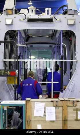 Atmosphäre im Alstom Citadis Straßenmontagewerk in La Rochelle-Aytre, Frankreich am 9. Januar 2012. Der französische Ingenieurkonzern Alstom ist auch Hersteller der Hochgeschwindigkeitszüge AGV, TGV und Eurostar sowie der Citadis-Trams. Der AGV-Zug (Automotrice Grande Vitesse) fährt mit bis zu 360 km/h und wird von Motoren angetrieben, die unter jedem Wagen platziert sind. Foto von Patrick Bernard/ABACAPRESS.COM Stockfoto