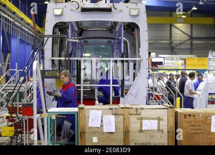 Atmosphäre im Alstom Citadis Straßenmontagewerk in La Rochelle-Aytre, Frankreich am 9. Januar 2012. Der französische Ingenieurkonzern Alstom ist auch Hersteller der Hochgeschwindigkeitszüge AGV, TGV und Eurostar sowie der Citadis-Trams. Der AGV-Zug (Automotrice Grande Vitesse) fährt mit bis zu 360 km/h und wird von Motoren angetrieben, die unter jedem Wagen platziert sind. Foto von Patrick Bernard/ABACAPRESS.COM Stockfoto