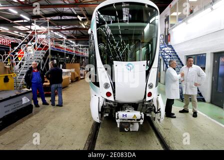 Atmosphäre im Alstom Citadis Straßenmontagewerk in La Rochelle-Aytre, Frankreich am 9. Januar 2012. Der französische Ingenieurkonzern Alstom ist auch Hersteller der Hochgeschwindigkeitszüge AGV, TGV und Eurostar sowie der Citadis-Trams. Der AGV-Zug (Automotrice Grande Vitesse) fährt mit bis zu 360 km/h und wird von Motoren angetrieben, die unter jedem Wagen platziert sind. Foto von Patrick Bernard/ABACAPRESS.COM Stockfoto