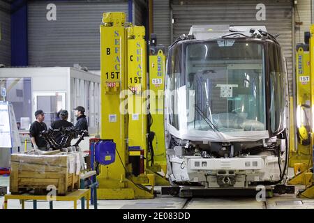 Atmosphäre im Alstom Citadis Straßenmontagewerk in La Rochelle-Aytre, Frankreich am 9. Januar 2012. Der französische Ingenieurkonzern Alstom ist auch Hersteller der Hochgeschwindigkeitszüge AGV, TGV und Eurostar sowie der Citadis-Trams. Der AGV-Zug (Automotrice Grande Vitesse) fährt mit bis zu 360 km/h und wird von Motoren angetrieben, die unter jedem Wagen platziert sind. Foto von Patrick Bernard/ABACAPRESS.COM Stockfoto