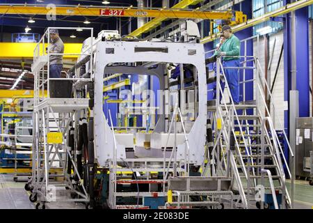 Atmosphäre im Alstom Citadis Straßenmontagewerk in La Rochelle-Aytre, Frankreich am 9. Januar 2012. Der französische Ingenieurkonzern Alstom ist auch Hersteller der Hochgeschwindigkeitszüge AGV, TGV und Eurostar sowie der Citadis-Trams. Der AGV-Zug (Automotrice Grande Vitesse) fährt mit bis zu 360 km/h und wird von Motoren angetrieben, die unter jedem Wagen platziert sind. Foto von Patrick Bernard/ABACAPRESS.COM Stockfoto