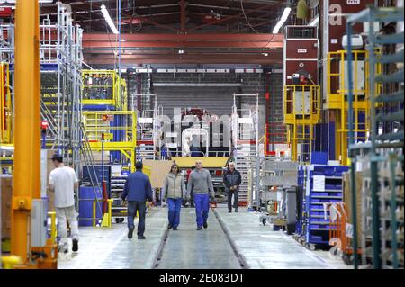 Atmosphäre im Alstom Citadis Straßenmontagewerk in La Rochelle-Aytre, Frankreich am 9. Januar 2012. Der französische Ingenieurkonzern Alstom ist auch Hersteller der Hochgeschwindigkeitszüge AGV, TGV und Eurostar sowie der Citadis-Trams. Der AGV-Zug (Automotrice Grande Vitesse) fährt mit bis zu 360 km/h und wird von Motoren angetrieben, die unter jedem Wagen platziert sind. Foto von Patrick Bernard/ABACAPRESS.COM Stockfoto