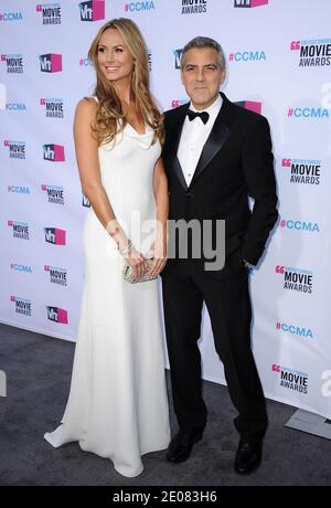 George Clooney und Stacy Keibler nehmen an den 17. Annual Critics' Choice Movie Awards Teil, die am 12. Januar 2012 im Hollywood Palladium in Los Angeles, CA, USA, verliehen werden. Foto von Lionel Hahn/ABACAPRESS.COM Stockfoto