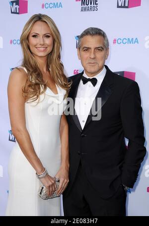 George Clooney und Stacy Keibler nehmen an den 17. Annual Critics' Choice Movie Awards Teil, die am 12. Januar 2012 im Hollywood Palladium in Los Angeles, CA, USA, verliehen werden. Foto von Lionel Hahn/ABACAPRESS.COM Stockfoto