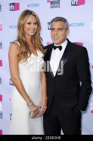 George Clooney und Stacy Keibler nehmen an den 17. Annual Critics' Choice Movie Awards Teil, die am 12. Januar 2012 im Hollywood Palladium in Los Angeles, CA, USA, verliehen werden. Foto von Lionel Hahn/ABACAPRESS.COM Stockfoto