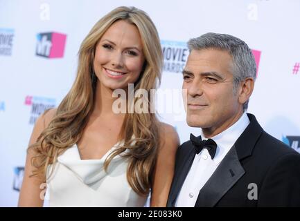 George Clooney und Stacy Keibler nehmen an den 17. Annual Critics' Choice Movie Awards Teil, die am 12. Januar 2012 im Hollywood Palladium in Los Angeles, CA, USA, verliehen werden. Foto von Lionel Hahn/ABACAPRESS.COM Stockfoto