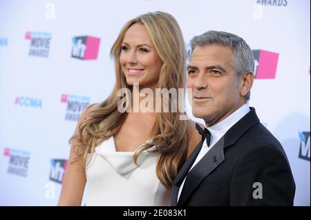 George Clooney und Stacy Keibler nehmen an den 17. Annual Critics' Choice Movie Awards Teil, die am 12. Januar 2012 im Hollywood Palladium in Los Angeles, CA, USA, verliehen werden. Foto von Lionel Hahn/ABACAPRESS.COM Stockfoto