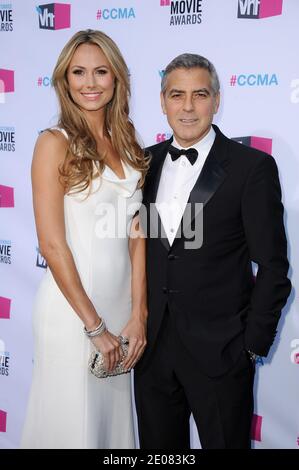 George Clooney und Stacy Keibler nehmen an den 17. Annual Critics' Choice Movie Awards Teil, die am 12. Januar 2012 im Hollywood Palladium in Los Angeles, CA, USA, verliehen werden. Foto von Lionel Hahn/ABACAPRESS.COM Stockfoto