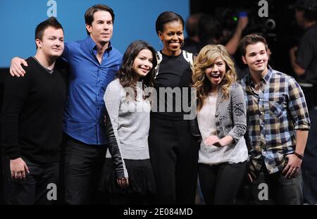 First Lady Michelle Obama posiert für Fotos zusammen mit Schauspielern der Nickelodeon-Fernsehsendung iCarly, während einer Vorführung einer Episode der Show mit Obama an der Hayfield Secondary School in Alexandria, VA, USA, am 13. Januar 2012. Obama erscheint auf einer Episode zu Ehren von Militärfamilien und Kindern, die im Januar 16 auf dem Kinderkabelnetz ausgestrahltes wird. Foto von Olivier Douliery/ABACAPRESS.COM Stockfoto