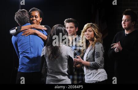 First Lady Michelle Obama umarmt die Schauspieler der Nickelodeon-Fernsehshow iCarly : Miranda Cosgrove , Jerry Trainor, Nathan Kress, Noah Munck und Jennette McCurdy bei einer Vorführung einer Folge der Show mit Obama an der Hayfield Secondary School in Alexandria, VA, USA, am 13. Januar 2012. Michelle Obama erscheint in einer Episode zu Ehren von Militärfamilien und Kindern, die im Januar 16 im Kinderkabelnetz ausgestrahltes wird. Foto von Olivier Douliery/ABACAPRESS.COM Stockfoto