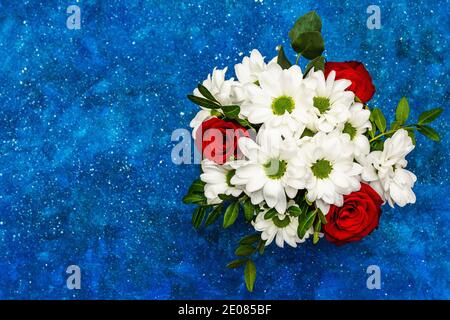 Ein Bouquet von frischen Blumen in Glasvase. Valentinstag oder Hochzeit Konzept. Marineblauer nautischer Hintergrund Stockfoto