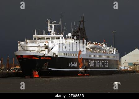 Die WINDLÖSUNG von C-BED lag an ihrem DOCKS-Stützpunkt IN LIVERPOOL und diente dem WINDPARK-Projekt GWYNT-Y-MOR in DER IRISCHEN SEE. Stockfoto