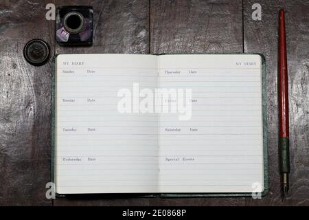 Öffnen Sie leere Tagebuch mit dib Stift und Tintenfass auf dem Desktop Stockfoto