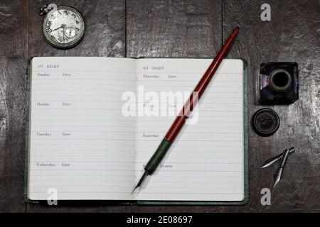 Öffnen Sie leere Tagebuch mit dib Stift und Tintenfass auf dem Desktop Stockfoto