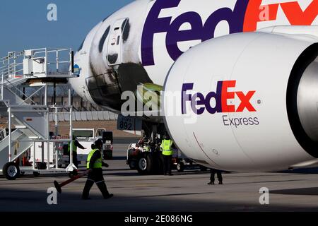 Das Flugzeug mit den beiden chinesischen Pandas kommt am 15. januar 2012 am Flughafen Paris Roissy in Paris an. Die Tiere verließen ihr Brutzentrum im Südwesten Chinas für einen 10-jährigen Aufenthalt in Frankreich, in einem Darlehen, das nach Jahren von Verhandlungen auf höchster Ebene besiegelt wurde. Huan Huan ('glücklich') und Yuan Zi ('mollig') sollen zum Zoo Beauval gehen, im mittleren Westen Frankreichs. Foto von Stephane Lemouton/ABACAPRESS.COM Stockfoto