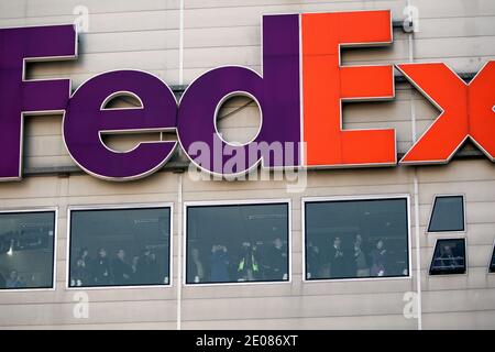 Mitarbeiter von FedEx warten auf die Ankunft des Flugzeugs, das die beiden chinesischen Pandas am Flughafen Paris Roissy in Paris, Frankreich, am 15. januar 2012 trägt. Die Tiere verließen ihr Brutzentrum im Südwesten Chinas für einen 10-jährigen Aufenthalt in Frankreich, in einem Darlehen, das nach Jahren von Verhandlungen auf höchster Ebene besiegelt wurde. Huan Huan ('glücklich') und Yuan Zi ('mollig') sollen zum Zoo Beauval gehen, im mittleren Westen Frankreichs. Foto von Stephane Lemouton/ABACAPRESS.COM Stockfoto