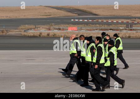 Mitarbeiter warten auf die Ankunft des Flugzeugs, das die beiden chinesischen Pandas am Flughafen Paris Roissy in Paris, Frankreich, am 15. januar 2012 trägt. Die Tiere verließen ihr Brutzentrum im Südwesten Chinas für einen 10-jährigen Aufenthalt in Frankreich, in einem Darlehen, das nach Jahren von Verhandlungen auf höchster Ebene besiegelt wurde. Huan Huan ('glücklich') und Yuan Zi ('mollig') sollen zum Zoo Beauval gehen, im mittleren Westen Frankreichs. Foto von Stephane Lemouton/ABACAPRESS.COM Stockfoto