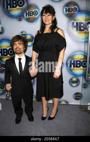 Peter Dinklage und Erica Schmidt nehmen an der '2012 HBO Golden Globe Party' Teil, die am 15. Januar 2012 im Beverly Hilton Hotel in Beverly Hills, Los Angeles, CA, USA, stattfand. Foto von Graylock/ABACAPRESS.COM Stockfoto