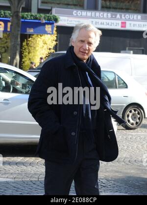 Dominique de Villepin, ehemaliger französischer Premierminister und Kandidat der Republique Solidarire (RS) für die Präsidentschaftswahl 2012, schlendert am 16. Januar 2012 in Paris, Frankreich. Foto von ABACAPRESS.COM Stockfoto