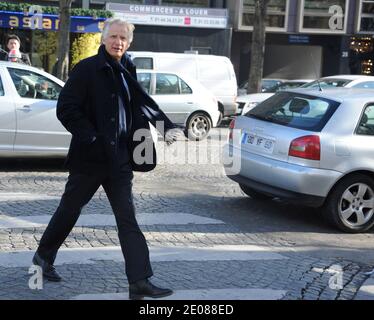 Dominique de Villepin, ehemaliger französischer Premierminister und Kandidat der Republique Solidarire (RS) für die Präsidentschaftswahl 2012, schlendert am 16. Januar 2012 in Paris, Frankreich. Foto von ABACAPRESS.COM Stockfoto