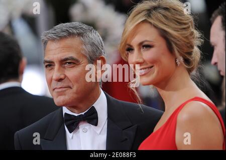 George Clooney und Stacy Keibler kommen zur 69. Annual Golden Globe Awards Zeremonie, die am 15. Januar 2012 im Beverly Hilton Hotel in Los Angeles, CA, USA, stattfand. Foto von Lionel Hahn/ABACAPRESS.COM Stockfoto