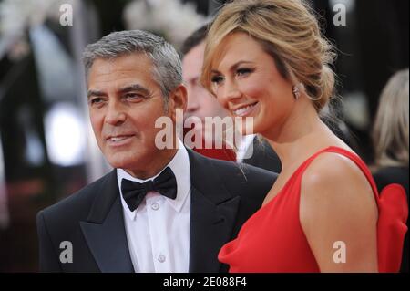 George Clooney und Stacy Keibler kommen zur 69. Annual Golden Globe Awards Zeremonie, die am 15. Januar 2012 im Beverly Hilton Hotel in Los Angeles, CA, USA, stattfand. Foto von Lionel Hahn/ABACAPRESS.COM Stockfoto