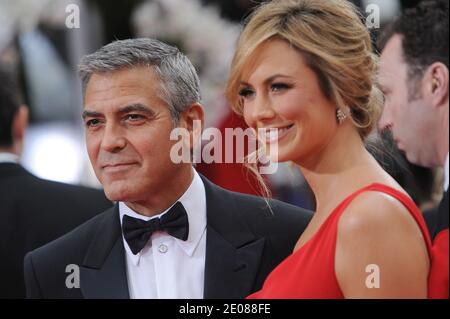 George Clooney und Stacy Keibler kommen zur 69. Annual Golden Globe Awards Zeremonie, die am 15. Januar 2012 im Beverly Hilton Hotel in Los Angeles, CA, USA, stattfand. Foto von Lionel Hahn/ABACAPRESS.COM Stockfoto