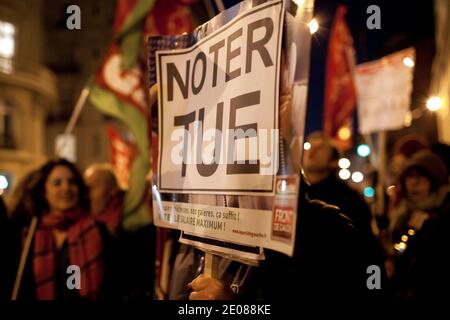 Aktivisten der französischen Linken, Parti de Gauche, nehmen am 16. Januar 2012 an einer Demonstration vor dem Pariser Hauptquartier von Standard & Poor Teil, um gegen die Herabstufung der Bonität Frankreichs und die Finanzmärkte in Paris zu protestieren. Foto von Stephane Lemouton/ABACAPRESS.COM Stockfoto