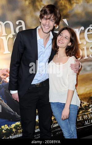 Martin Cannavo und Esther Comar bei der Premiere von 'Ma Premiere Fois', die am 17. Januar 2012 im UGC Cine Cite Bercy Kino in Paris, Frankreich, stattfand. Foto von Nicolas Briquet/ABACAPRESS.COM Stockfoto