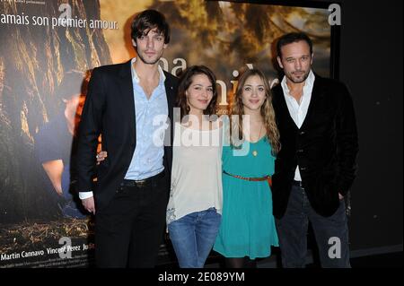 Martin Cannavo, Esther Comar, Lilly-Fleur Pointeaux und Vincent Perez bei der Premiere von "A Premiere Fois", die am 17. Januar 2012 im UGC Cine Cite Bercy Kino in Paris, Frankreich, stattfand. Foto von Nicolas Briquet/ABACAPRESS.COM Stockfoto