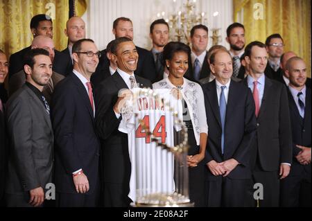 Präsident Obama und US First Lady Michelle Obama posieren mit den St. Louis Cardinals bei einer Veranstaltung, um das 2011 World Series Champion Team und ihren 2011 World Series Sieg im East Room im Weißen Haus in Washington, DC, USA, am 17. Januar 2012 zu ehren. Foto von Olivier Douliery/ABACAPRESS.COM Stockfoto