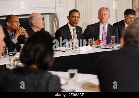 US-Präsident Barack Obama (C) trifft sich mit seinem Council on Jobs and Competitiveness, einer Gruppe von Geschäftsführern, die sich anzapften, um Ideen für die Arbeit zu entwickeln, darunter Kenneth Chenault, Chairman und CEO von American Express, William Daley, Stabschef des Weißen Hauses, General Electric CEO Jeffrey Imelt und Office of Management und Budget Director Jacob Lew, im State Dining Room im Weißen Haus. Unter der Leitung von General Electric CEO Jeffrey Imelt veröffentlichte der rat einen Bericht mit Vorschlägen, einschließlich Investitionen in Bildung und Forschung und Entwicklung, Unterstützung für den Fertigungssektor und Re Stockfoto