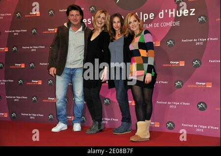 Philippe Lellouche, Julie Gayet, Vanessa Demouy und Julie Bernard posieren im Fotocall 'La Clinique De L'Amour' im Rahmen des 15. Comedy-Filmfestivals Alpe d'Huez, das am 18. Januar 2012 in l'Alpe d'Huez, Frankreich, stattfand. Foto von Charriau-Marechal/ABACAPRESS.COM Stockfoto